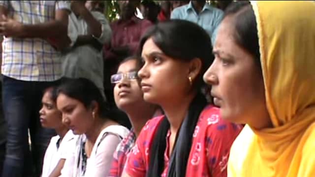 Mother and Sister Protest for Ragini Murder case Justice