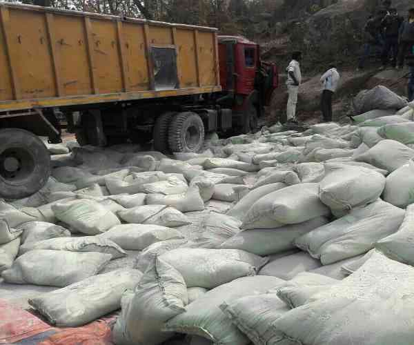 Cement load tralla accident