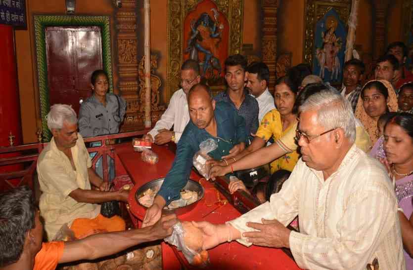 Photo Gallery : सर्वमंगला मंदिर में लगा रहा श्रद्धालुओं का तांता, फोटो में देखिए मां की एक झलक पाने किस तरह कर रहे तपस्या...