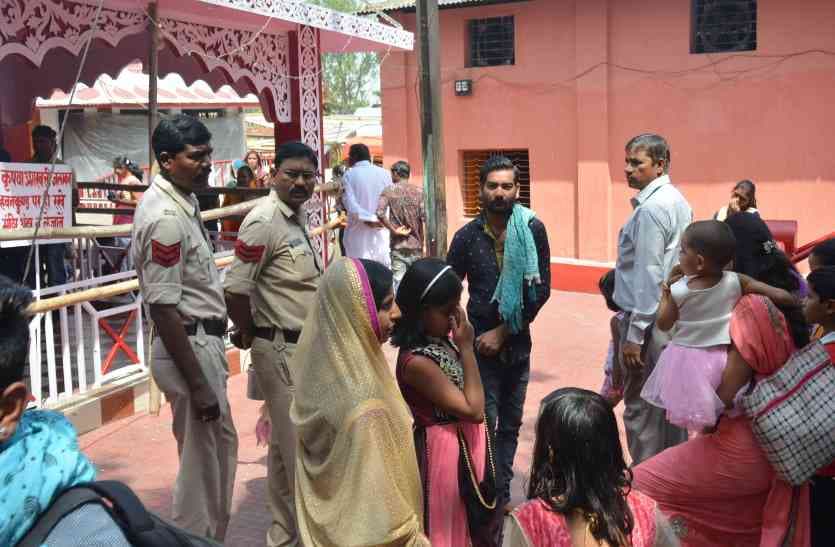 Photo Gallery : सर्वमंगला मंदिर में लगा रहा श्रद्धालुओं का तांता, फोटो में देखिए मां की एक झलक पाने किस तरह कर रहे तपस्या...