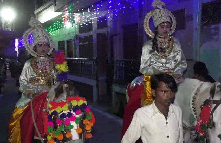 श्रीराम जन्मोत्सव शोभायात्रा में घोड़े पर सवार राम और लक्ष्मण के स्वरूप 