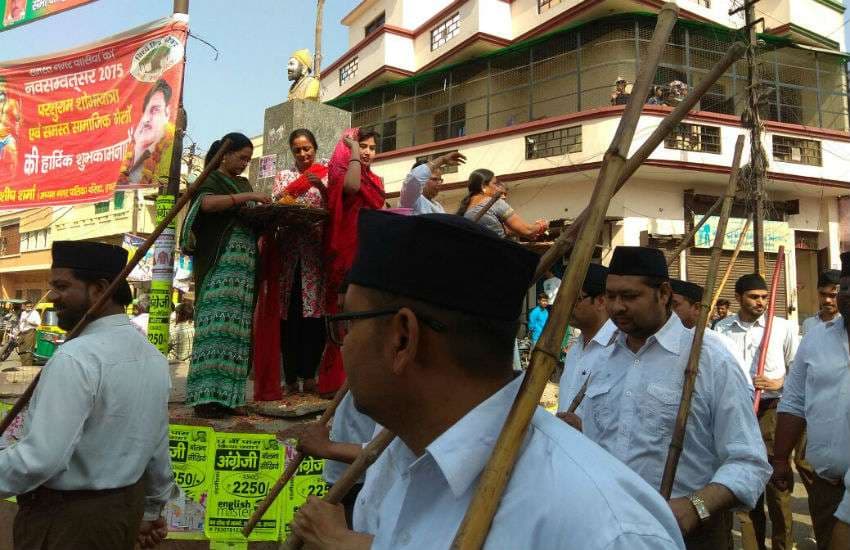 पथ संचलन में शामिल स्वयंसेवकों पर जगह जगह महिलाओं ने फूल बरसाए