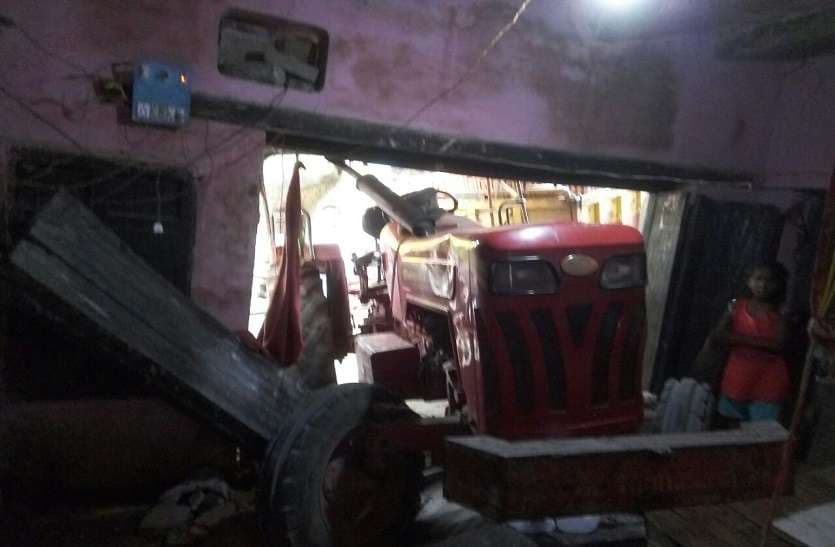 tractor eterned in house in mirzapur