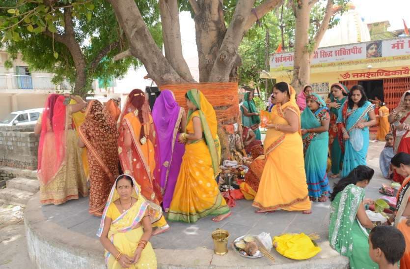 Photo Gallery : पति की दीर्घायु के लिए सुहागिनों ने की वट सावित्री की इस तरह की पूजा-अर्चना