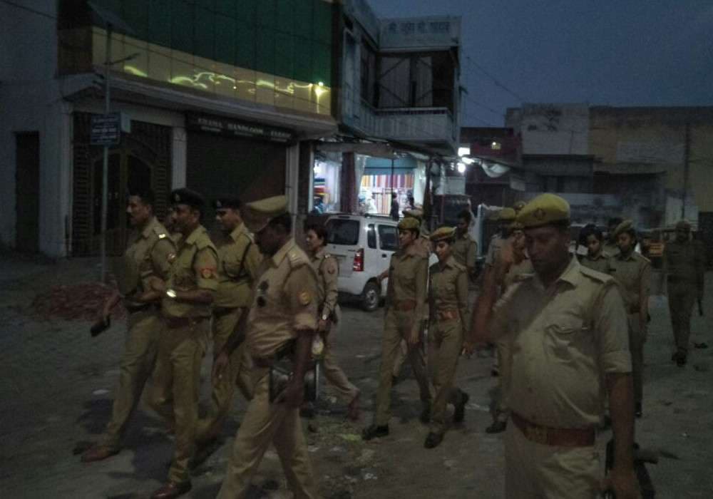 Police Officers action against encroachment in Market Barabanki News