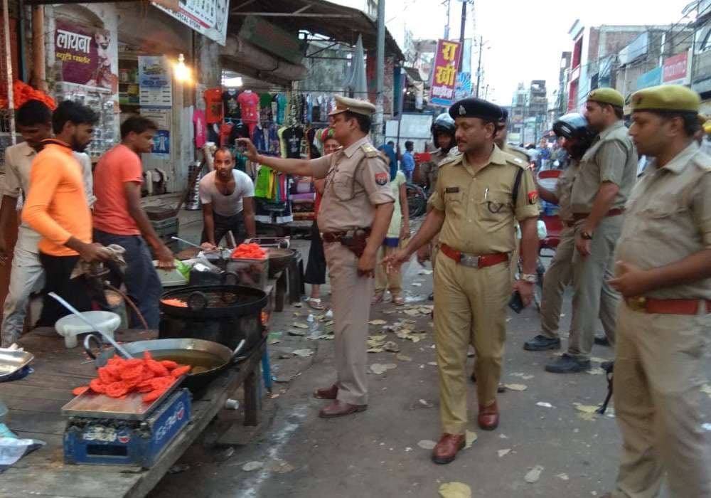 Police Officers action against encroachment in Market Barabanki News