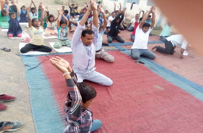 Yoga Day Chhattisgarh : छात्र जीवन से ही योग का अभ्यास छात्रों को सुदृढ़ व संयमित बनाता है : तिवारी