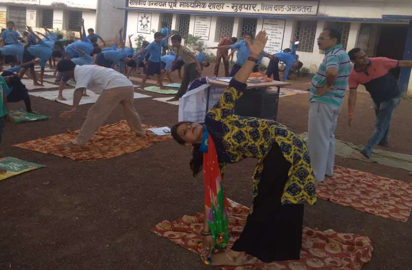 Yoga Day Chhattisgarh : छात्र जीवन से ही योग का अभ्यास छात्रों को सुदृढ़ व संयमित बनाता है : तिवारी