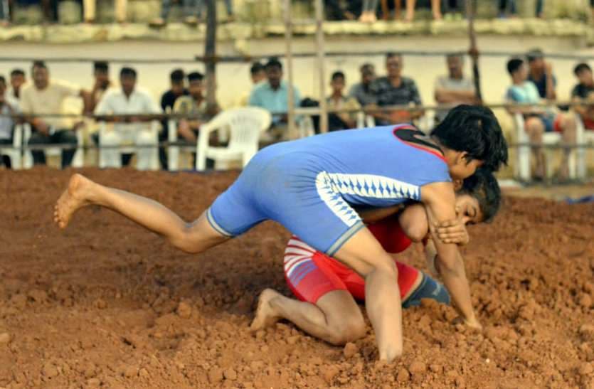  महिला पहलवानों ने दिखाए दांव तो पुरुष पहलवान हुए दंगल