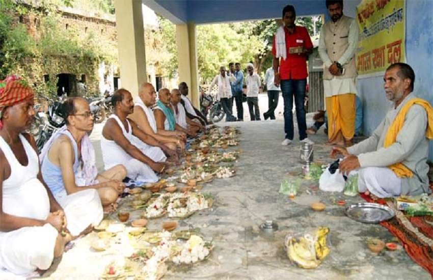 लावरिस लोगों का श्राद्ध करते कार्यकर्ता