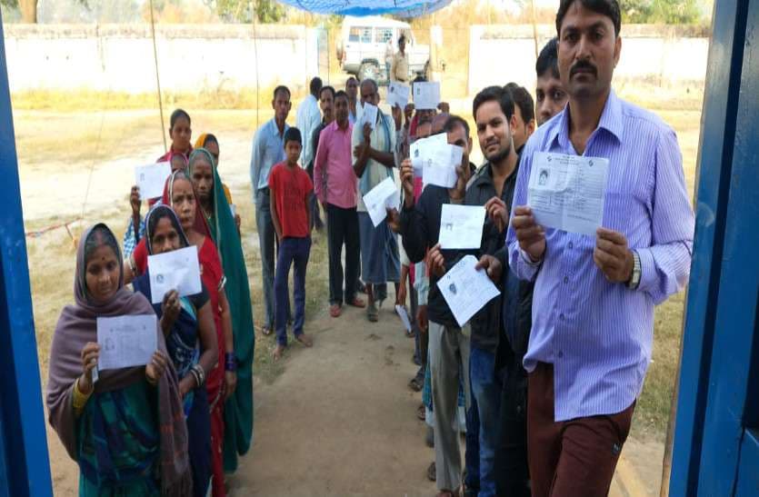 Photo Gallery : अपनी बारी के इंतजार में घंटों कतार में खड़े रहे मतदाता, इसके बाद भी नहीं थका दिल और दिमाग