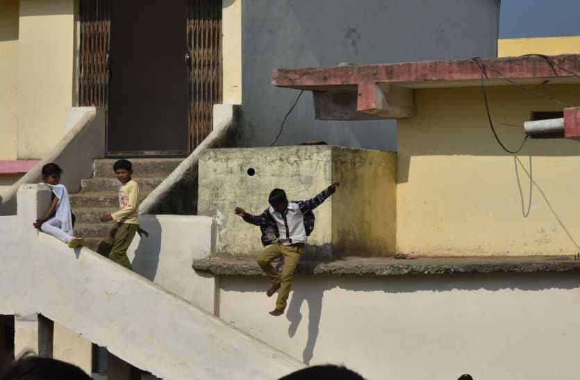 स्कूल में शिक्षकों की लापरवारी, बच्चों की जान जोखिम में डाल रहे