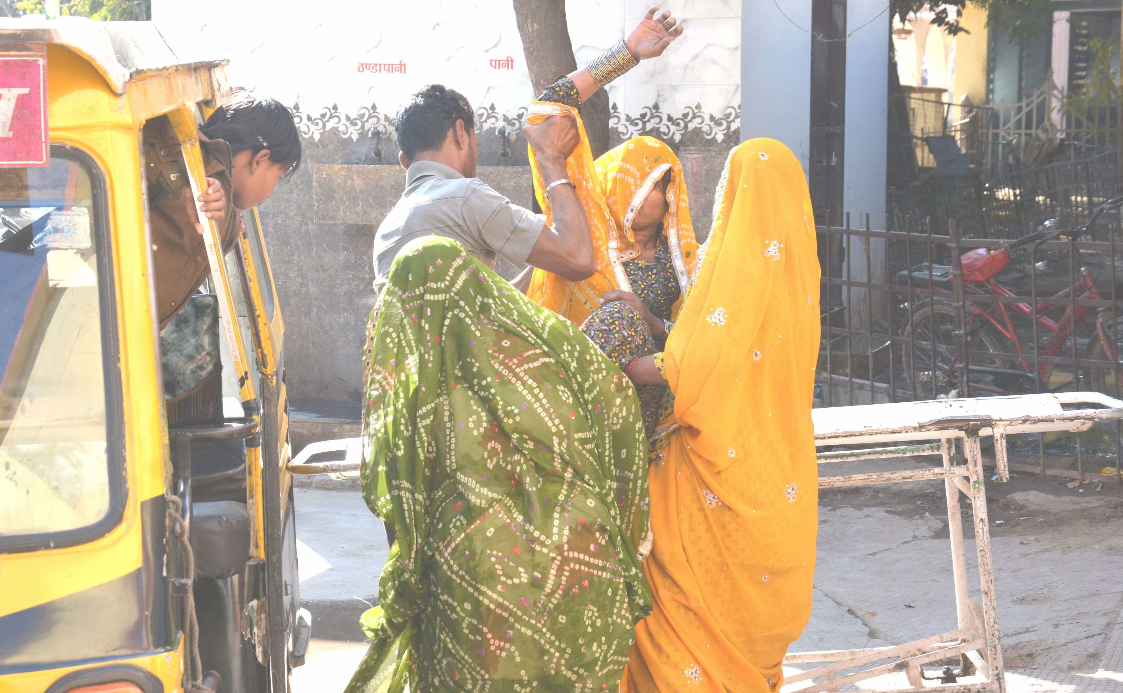 ट्रॉली सरकारी, चला रहे परिजन