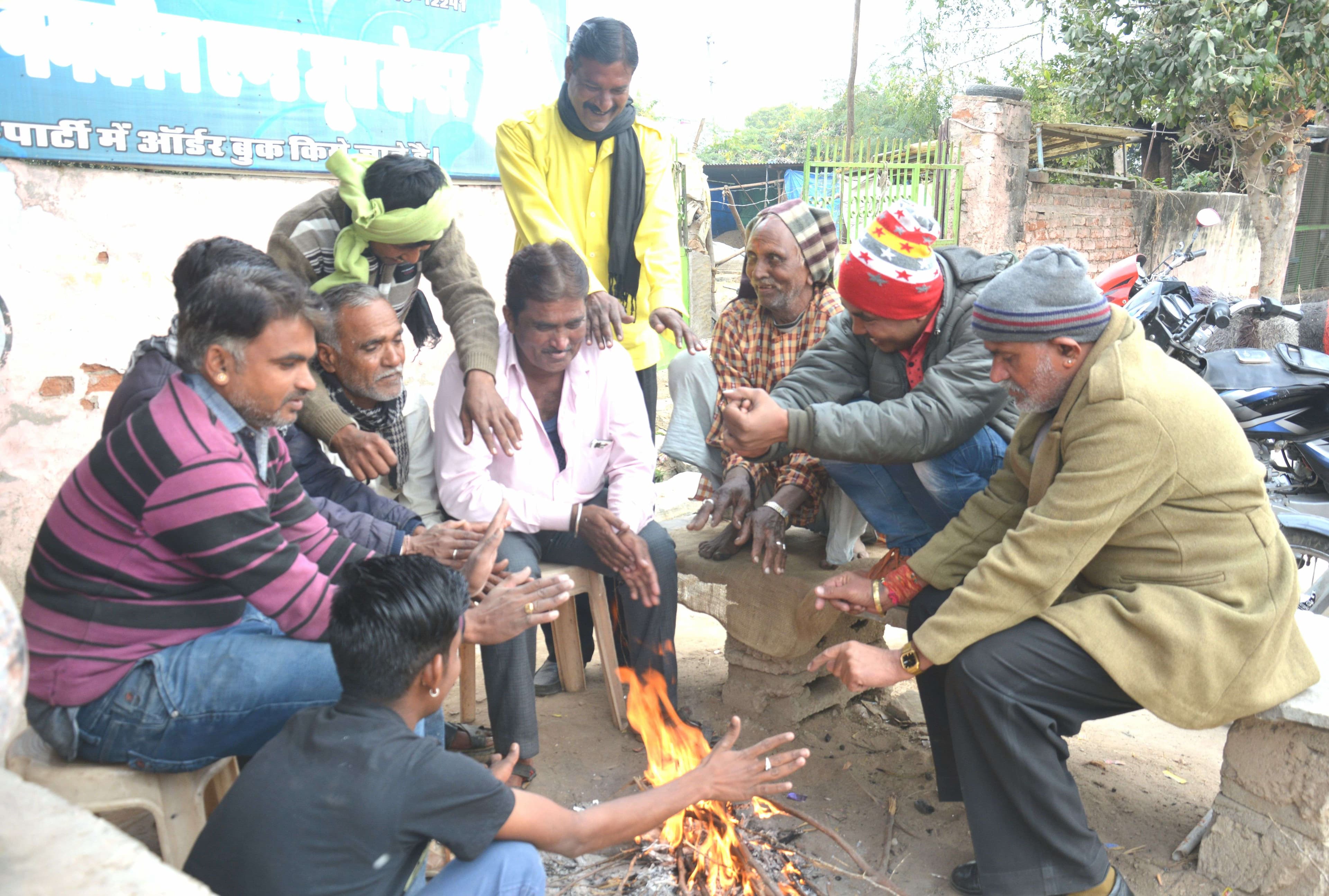 सर्द हवाओं ने ठिठुराया