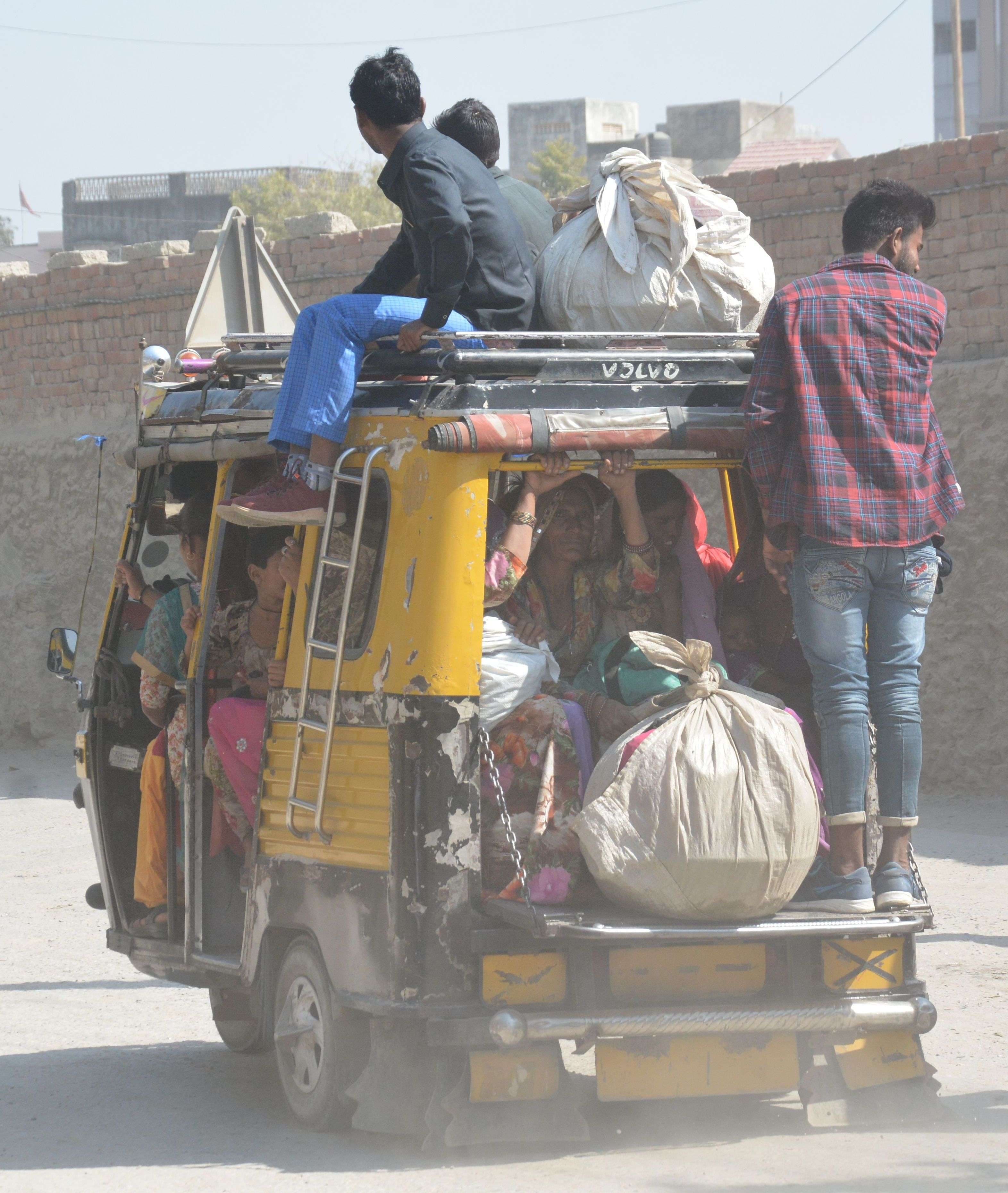 ट्रैफिक वीक में नियमों की यूँ धज्जियां उड़ी