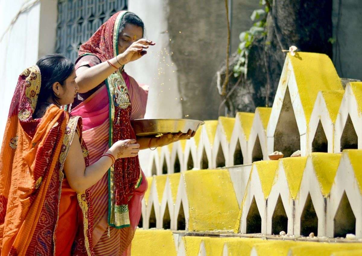 महात्मा गांधी मार्ग शीतला माता मंदिर में सोमवार की सुबह महिलाओं की लंबी कतार लगी रही