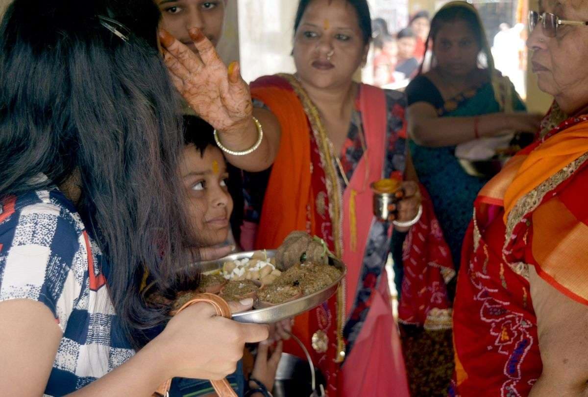 महात्मा गांधी मार्ग शीतला माता मंदिर में सोमवार की सुबह महिलाओं की लंबी कतार लगी रही