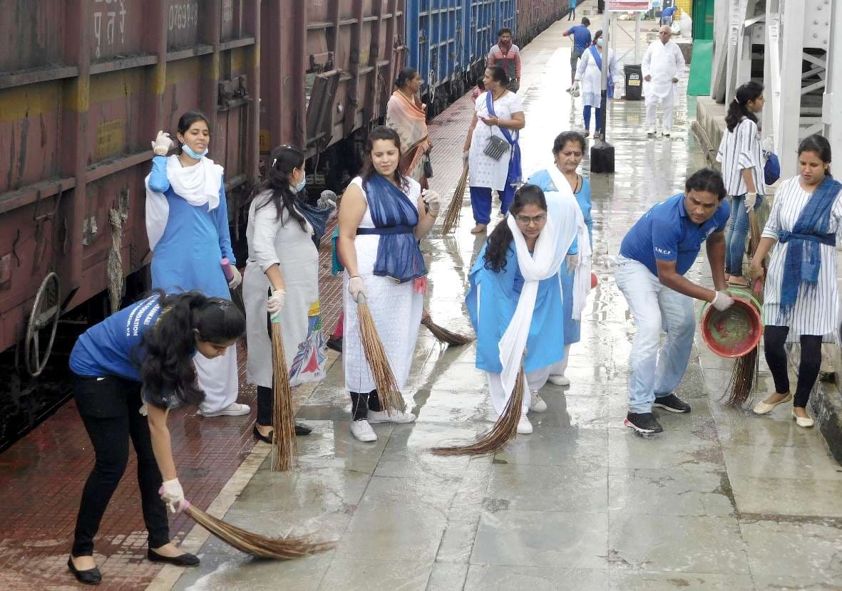 Members of Sant Nirankari Charitable Foundation cleaned at the statio