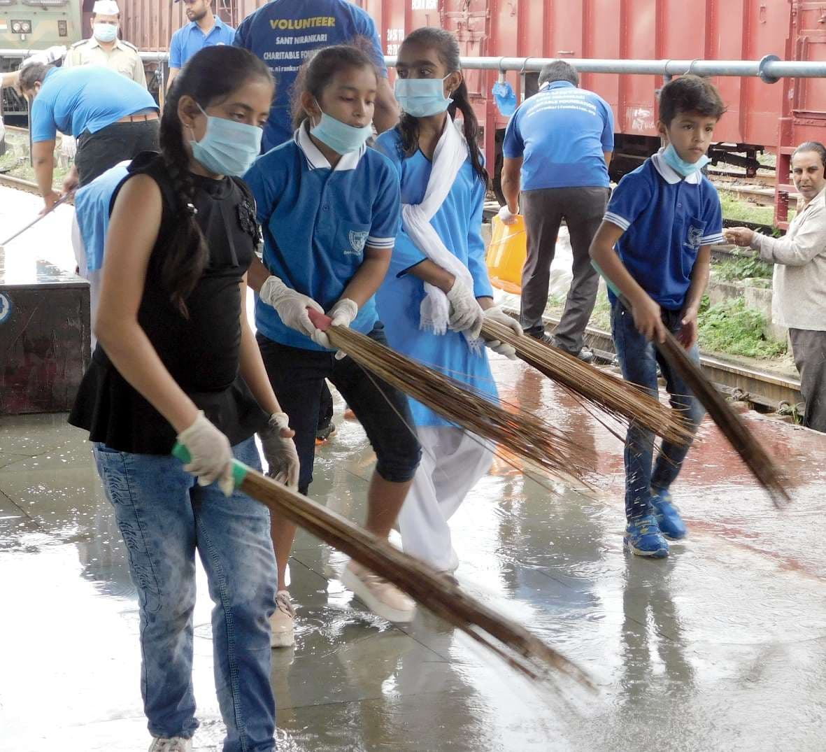 Members of Sant Nirankari Charitable Foundation cleaned at the statio