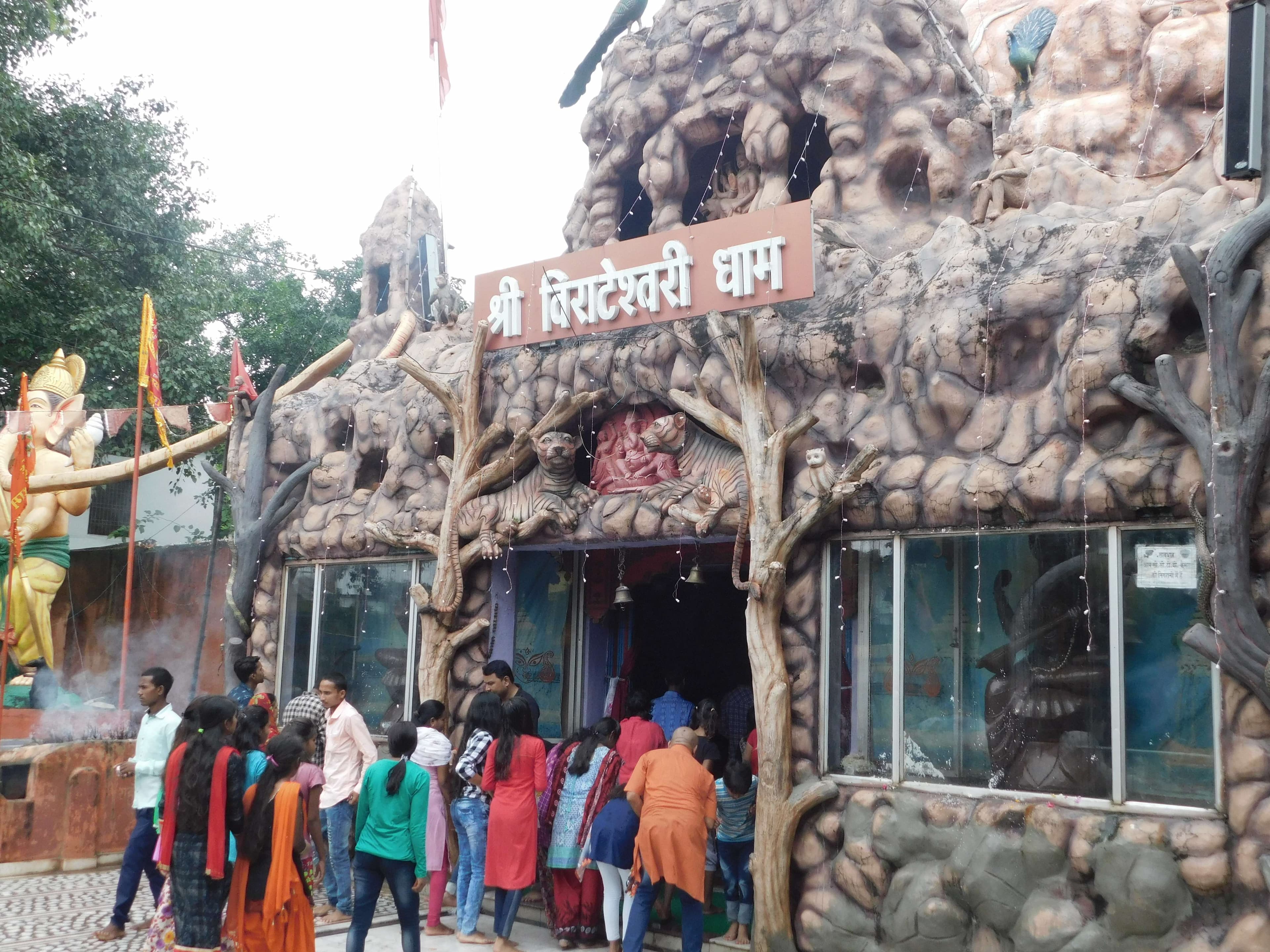 Crowds of devotees gathered to offer water to Mata Rani on the auspic