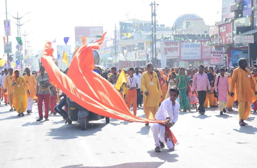 भगवा ध्वज के साथ श्रद्धालु।