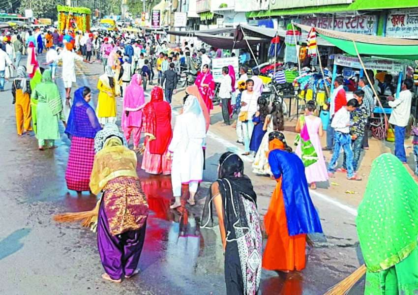 Wreath on Panchpavya in Prabhatferi, a city buzzed with Shabad Kirtan