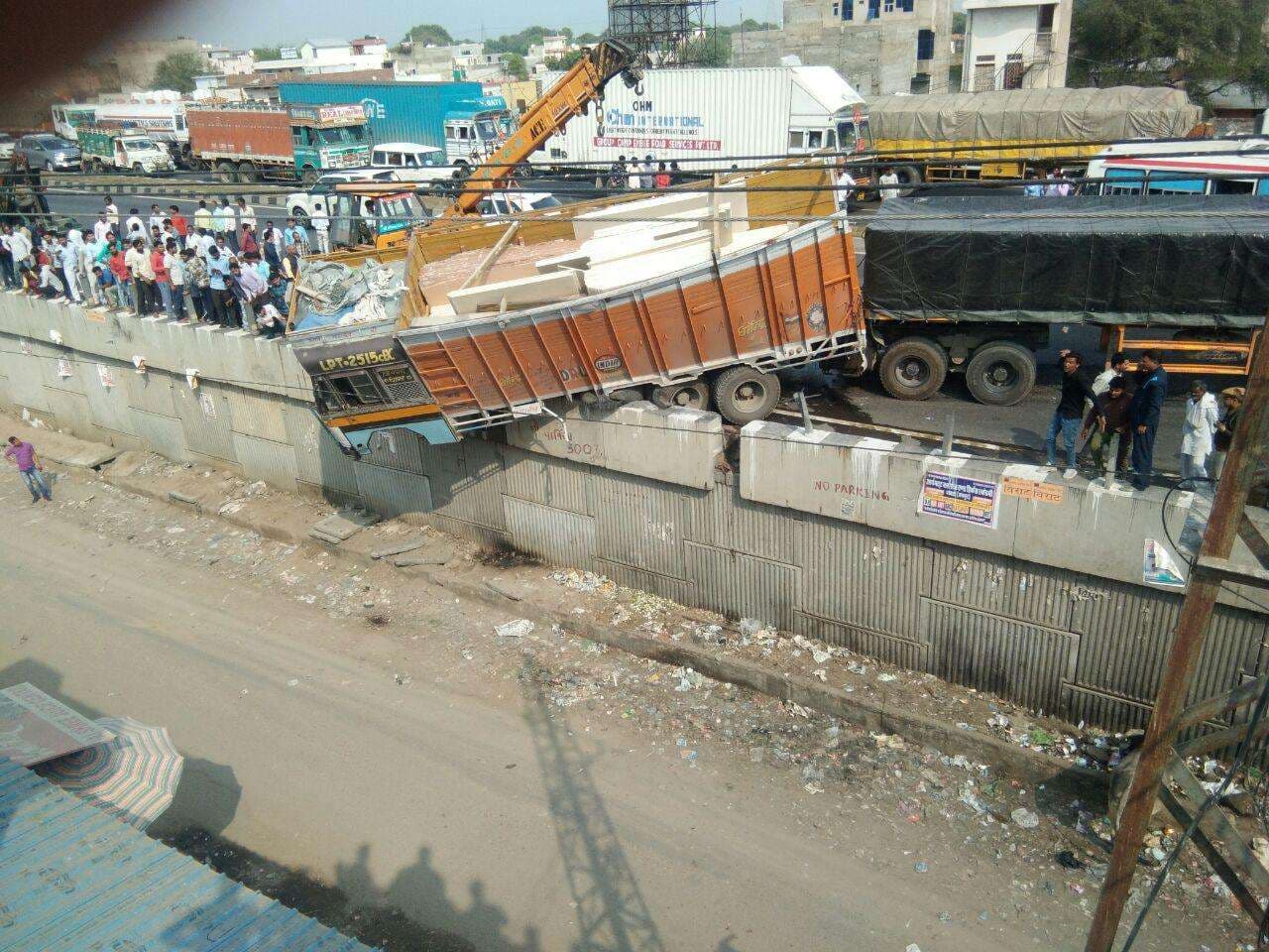 तस्वीरों में देखें...जयपुर—दिल्ली हाइवे पर भयावह हादसा, दुकानें छोड़ भागे लोग