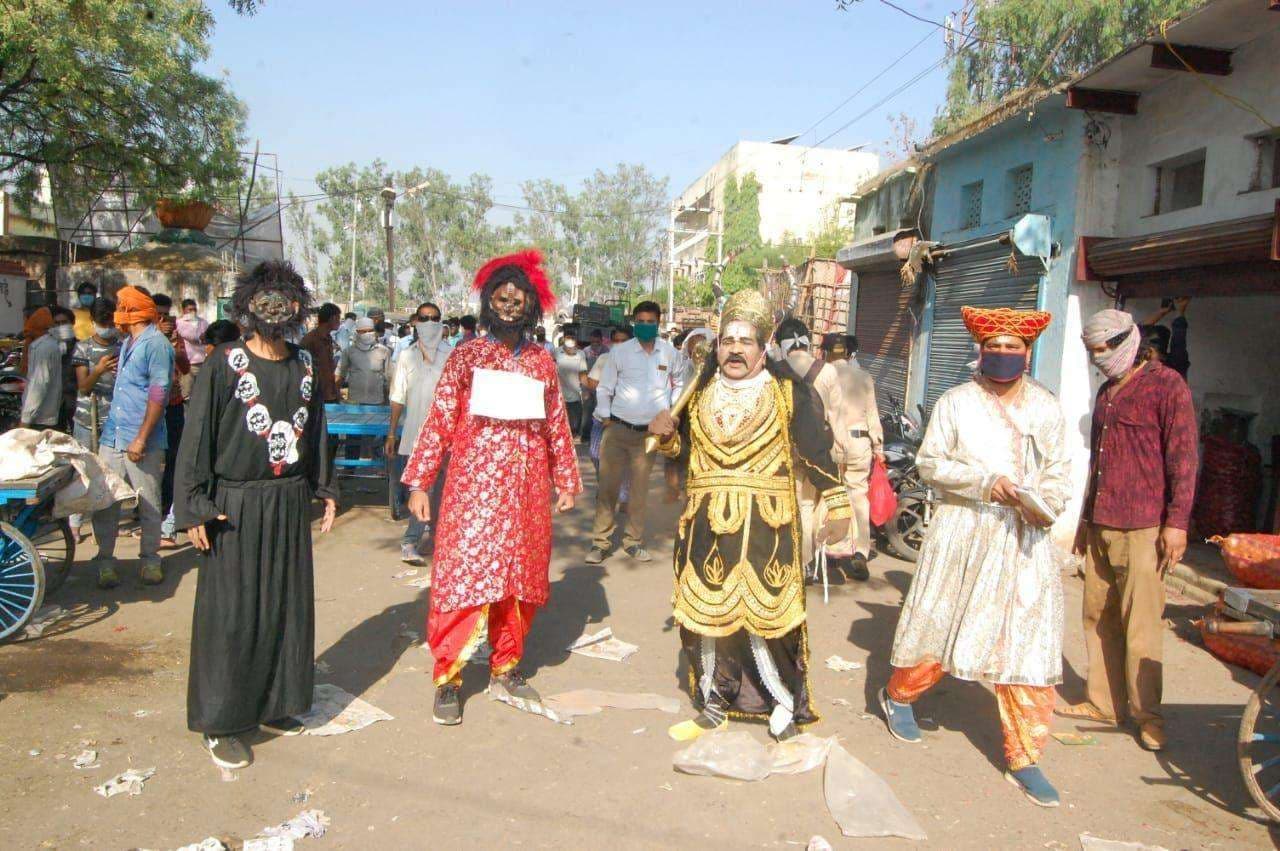 यमराज व कोरोना एक साथ घूम रहे सड़क पर, शारीरिक दूरी का पालन नहीं करने पर...