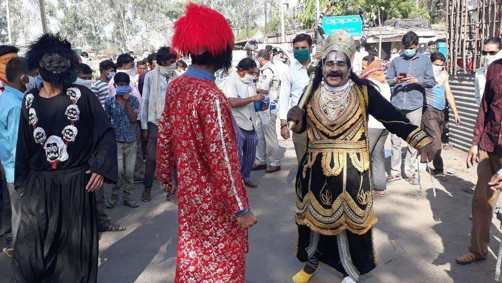 यमराज व कोरोना एक साथ घूम रहे सड़क पर, शारीरिक दूरी का पालन नहीं करने पर...