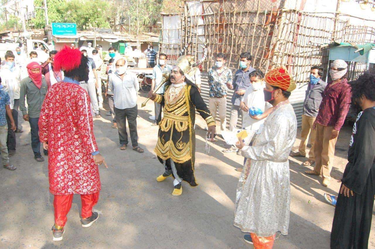 यमराज व कोरोना एक साथ घूम रहे सड़क पर, शारीरिक दूरी का पालन नहीं करने पर...