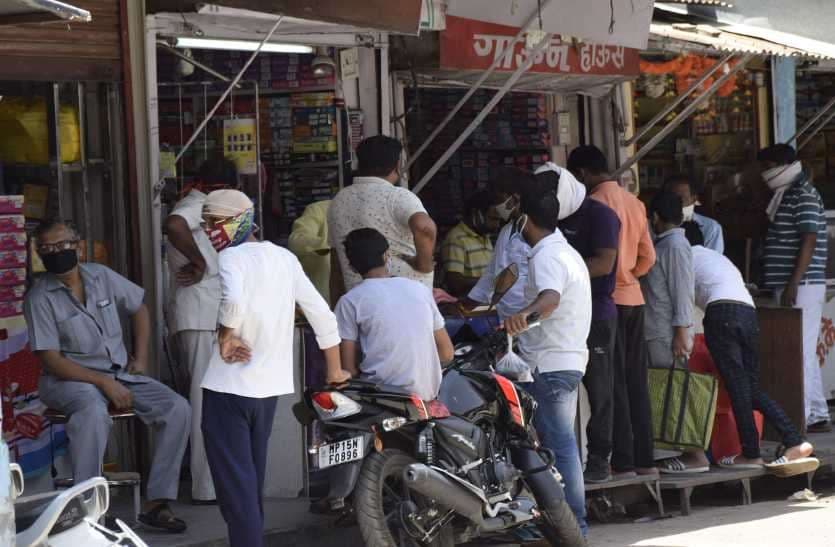 हर रोज बिगड़ रही बाजारों की स्थिति, नहीं रख रहे सोशल डिस्टेंस का ध्यान