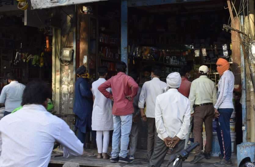 हर रोज बिगड़ रही बाजारों की स्थिति, नहीं रख रहे सोशल डिस्टेंस का ध्यान