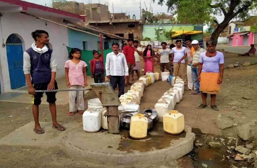 चंद हैंडपंप से प्यास बुझाने को मजबूर लोग