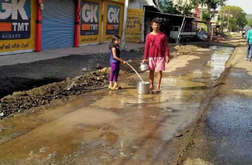 चंद हैंडपंप से प्यास बुझाने को मजबूर लोग