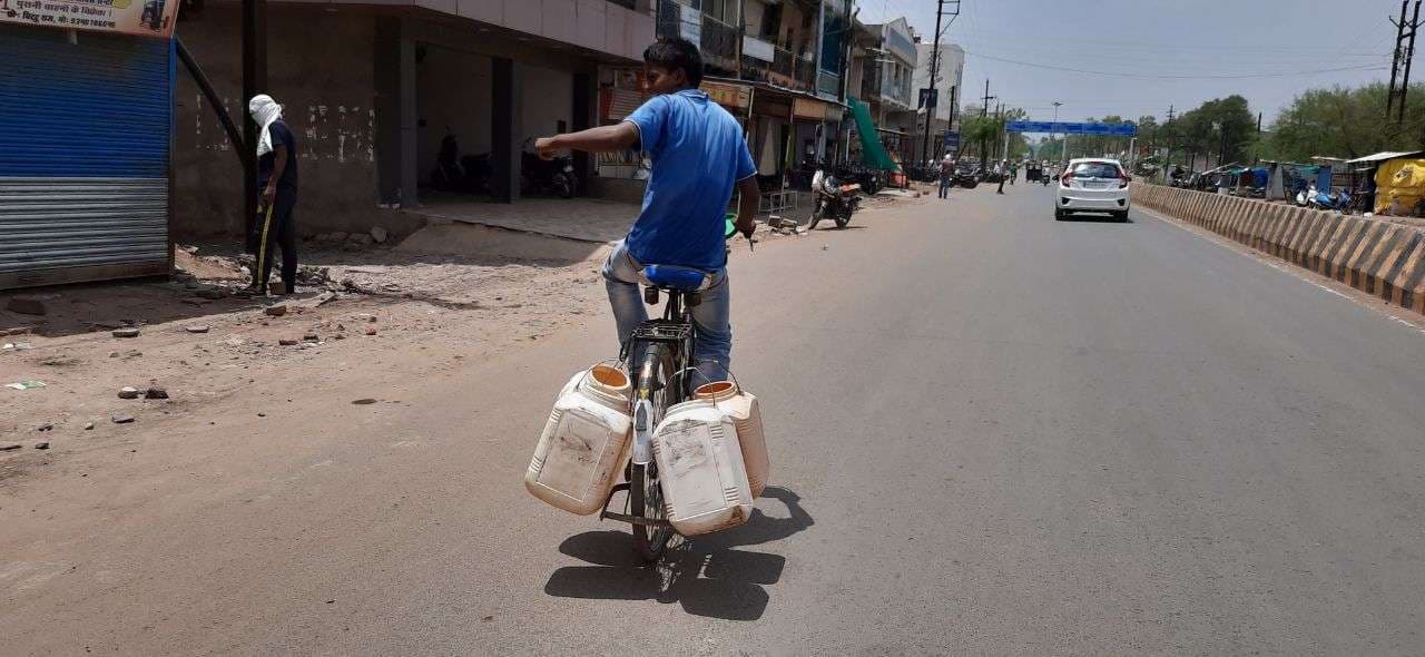 Innocent children, who are suffering from water crisis among the heat of Loo, also help