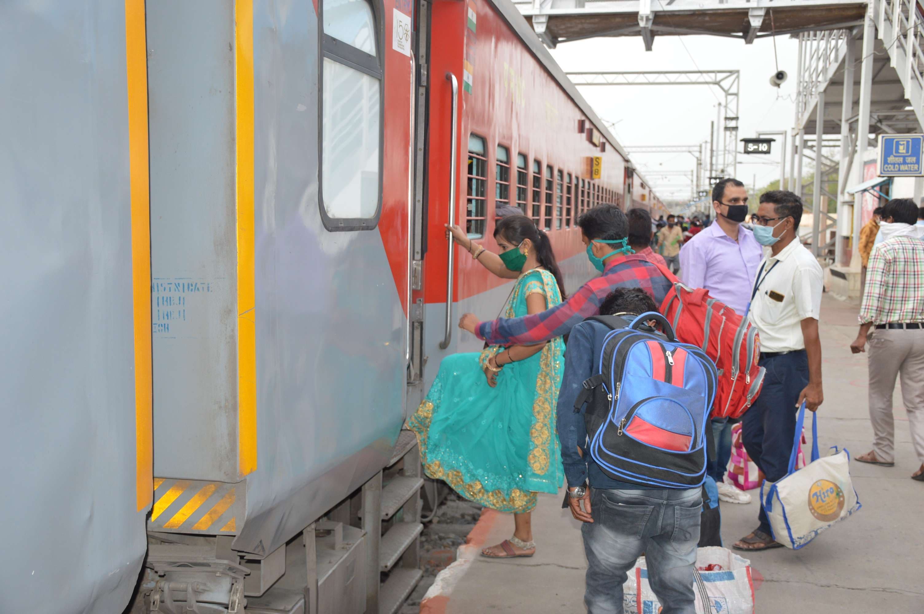 Damoh reached the first passenger train after lock down