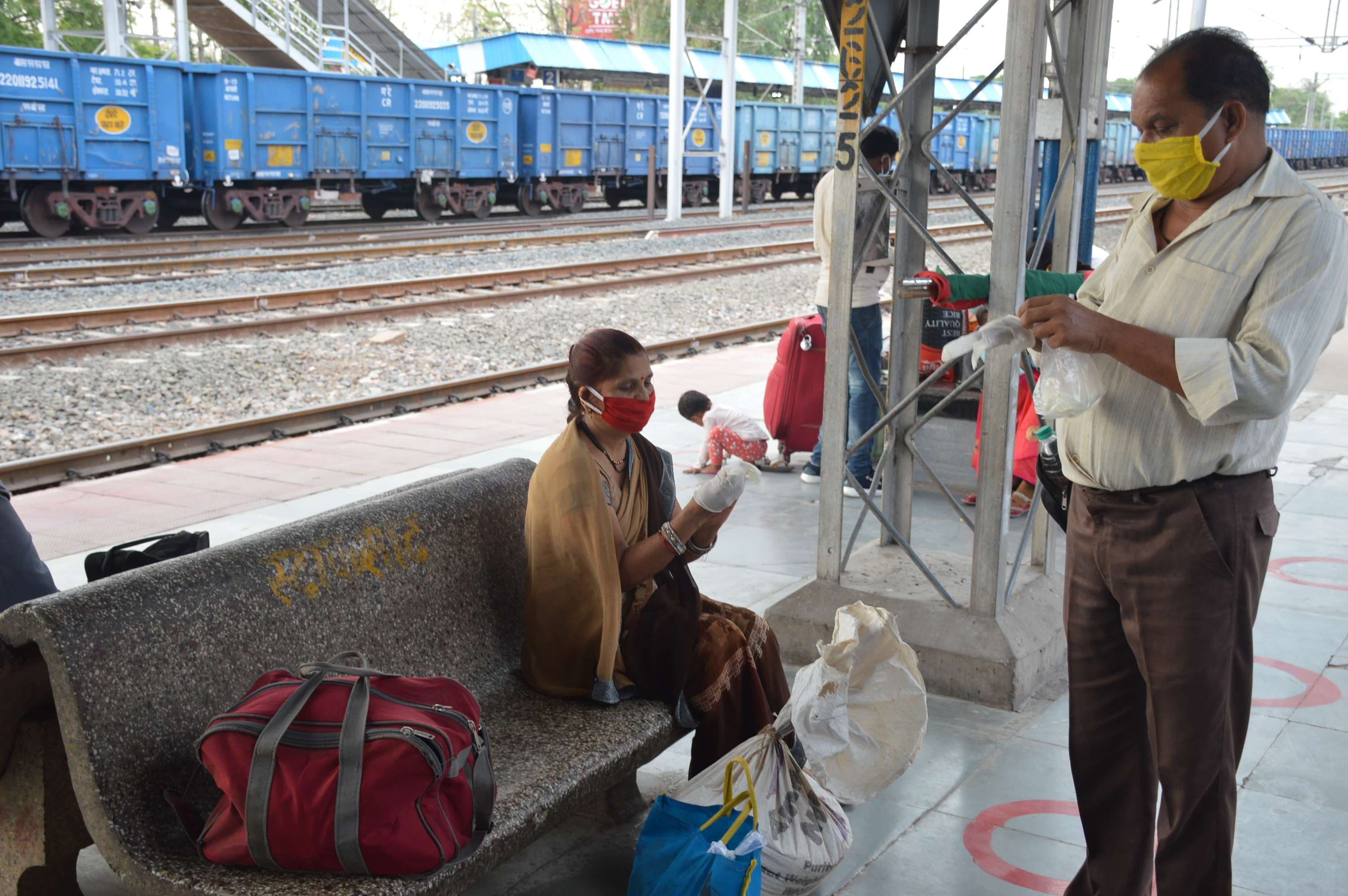 Damoh reached the first passenger train after lock down