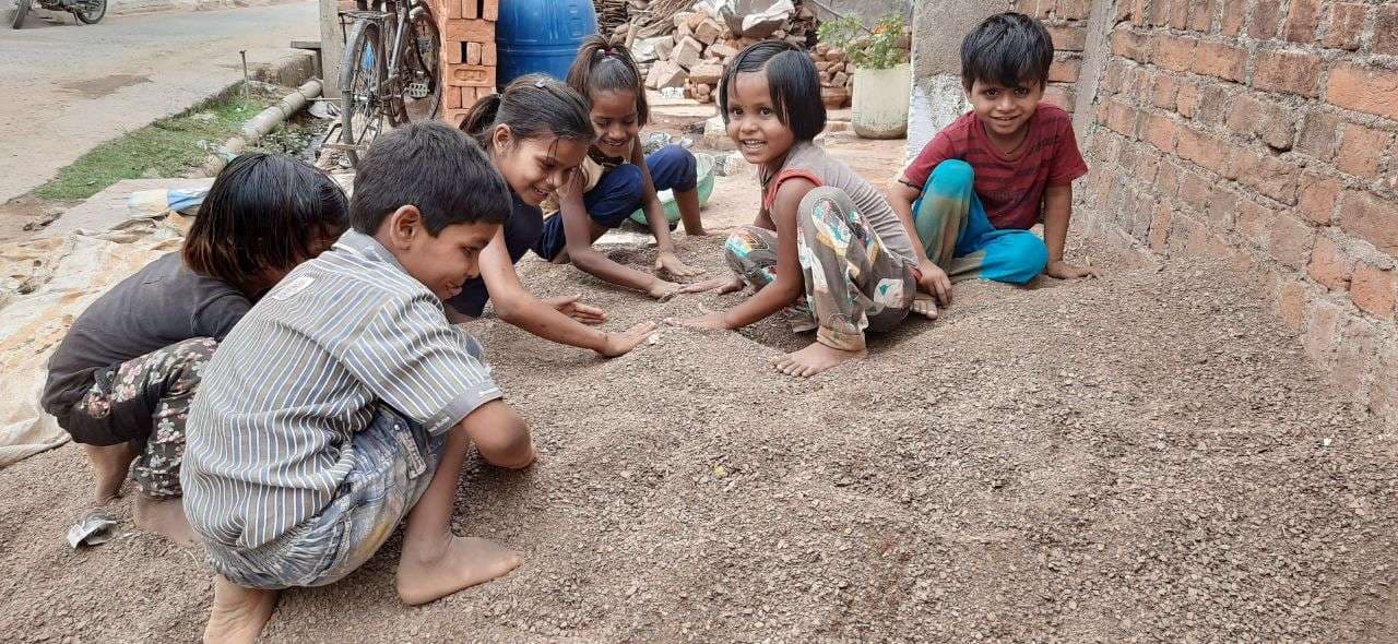 Children are entertained by old games in the city