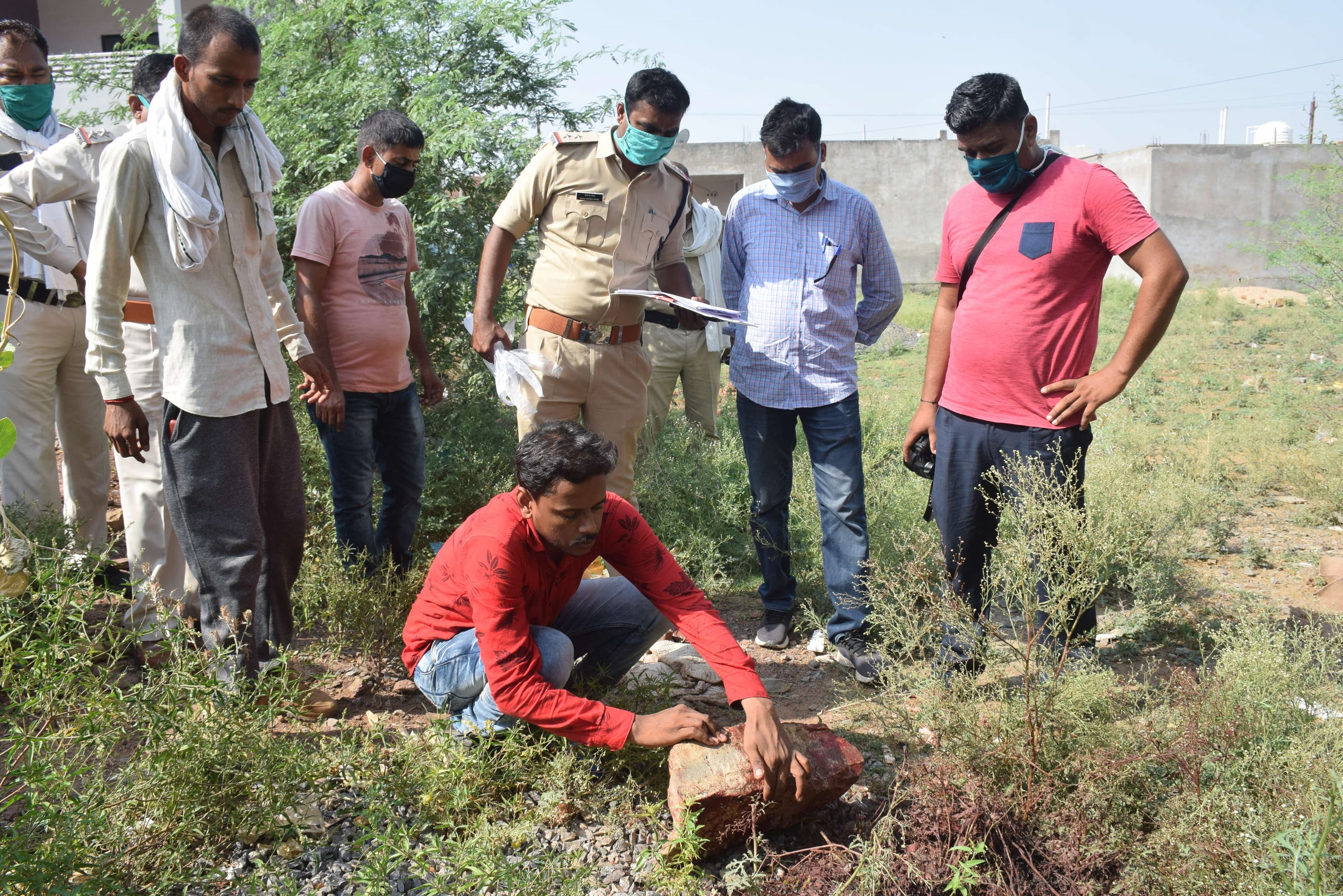 छत से गिरे पटवारी की मौत, जांच में जुटी पुलिस, घटना क्रम की देखें फोटो