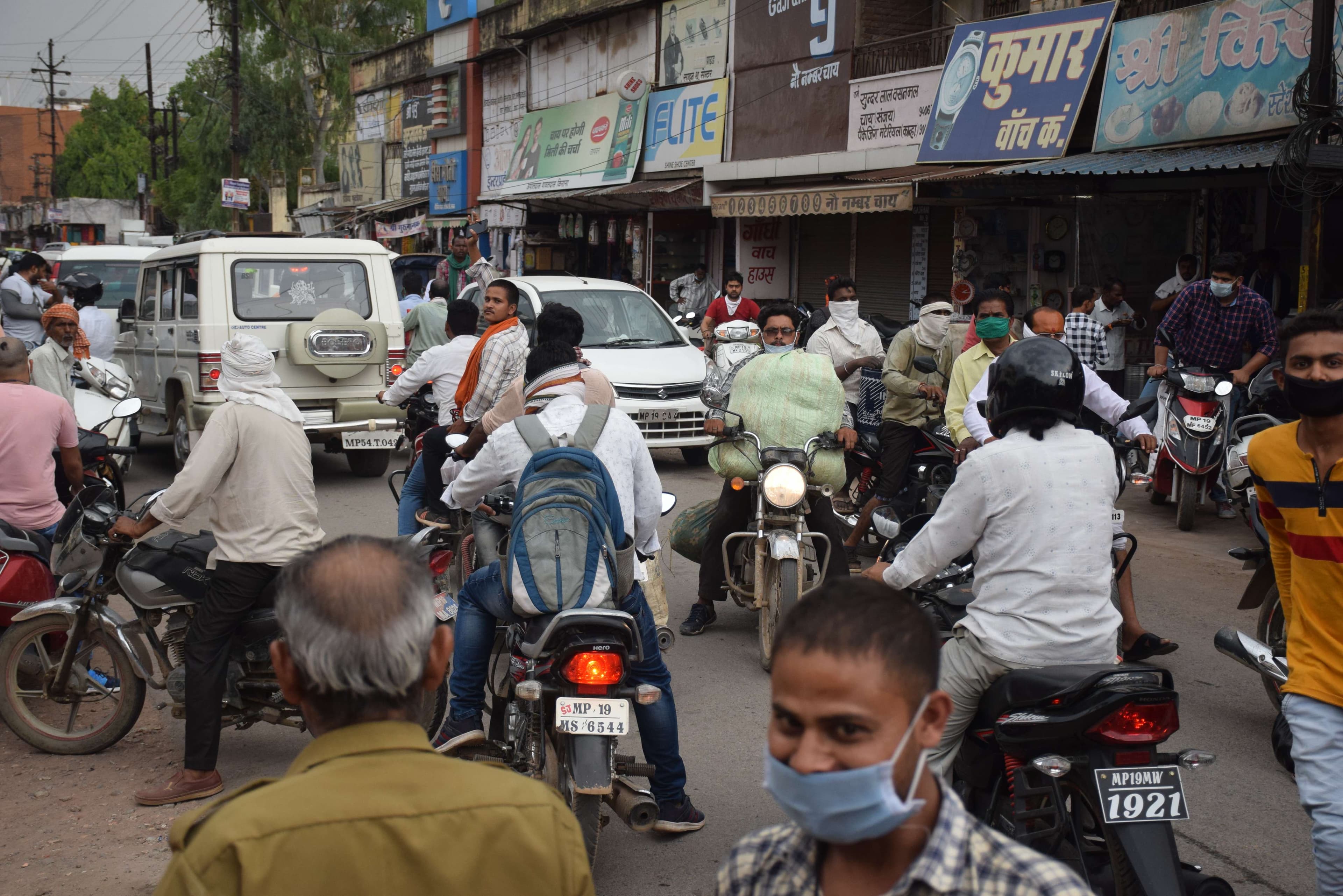 सोशल डिस्टेंसिंग को लेकर बेपरवाह लोग, कोरोना का डर नहीं, देखें फोटो में