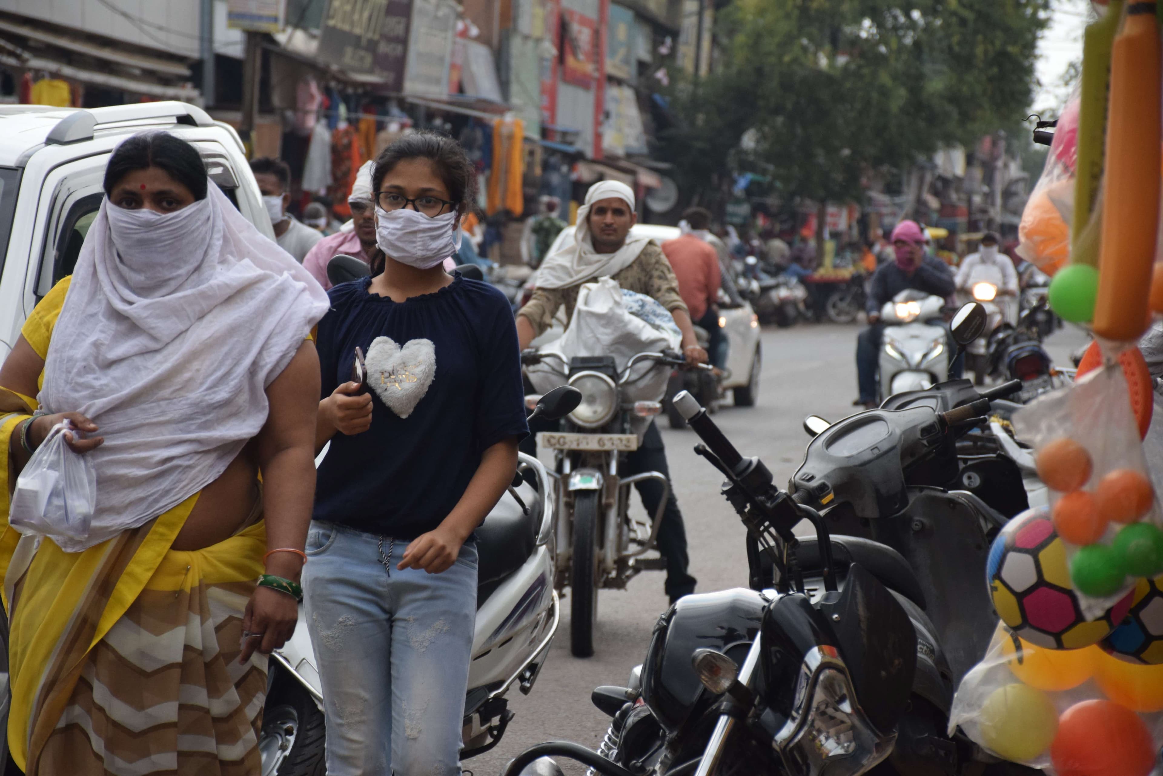 सोशल डिस्टेंसिंग को लेकर बेपरवाह लोग, कोरोना का डर नहीं, देखें फोटो में