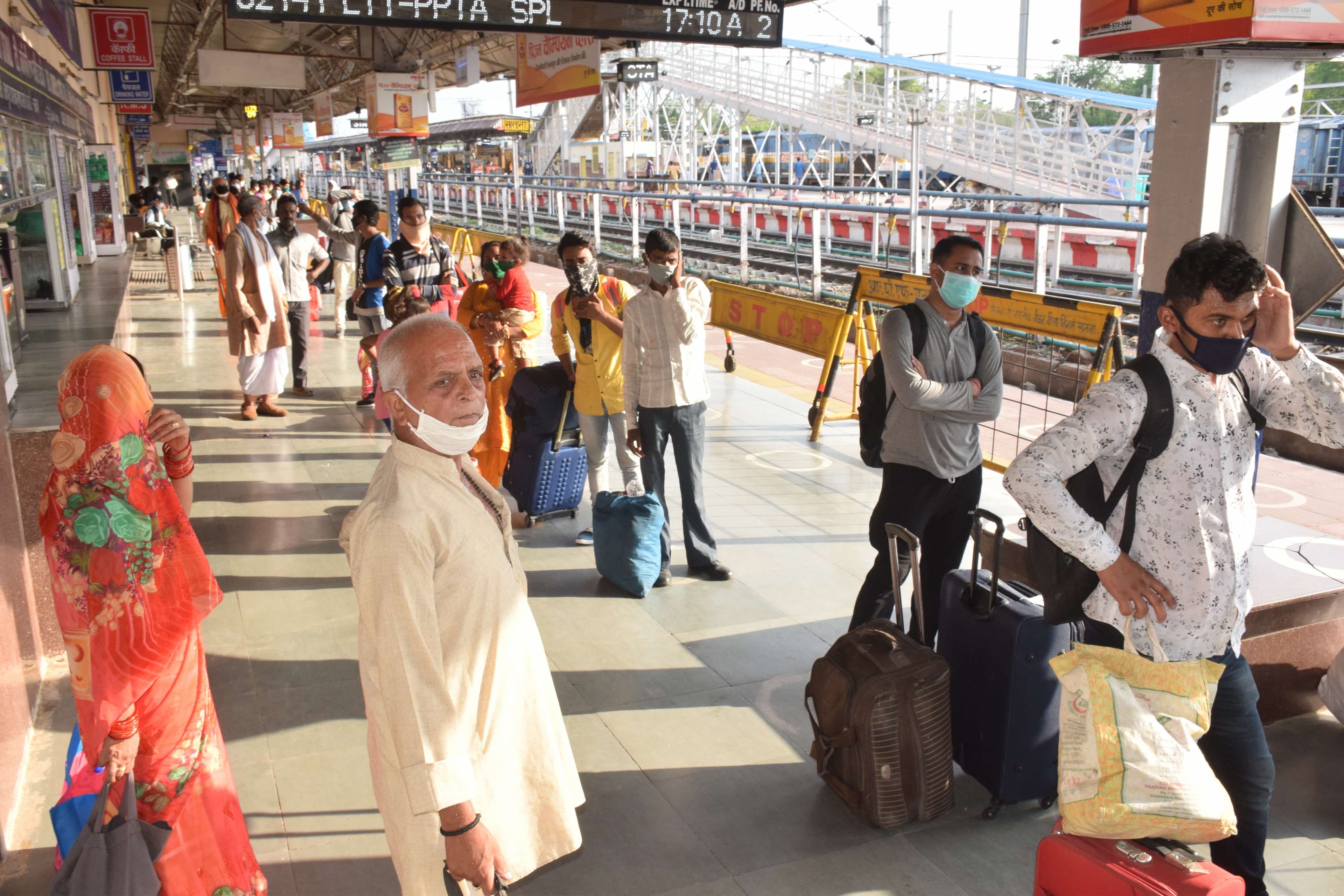 दूसरे दिन जागा स्वास्थ्य महकमा, स्टेशन में शुरू की स्क्रीनिंग