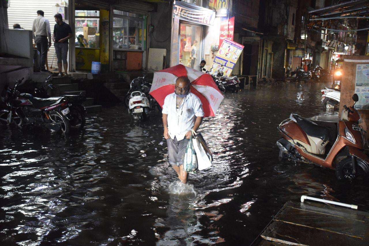 बह गए जल निकाशी के प्रबंध, उतराया शहर, सड़के बनी तालाब