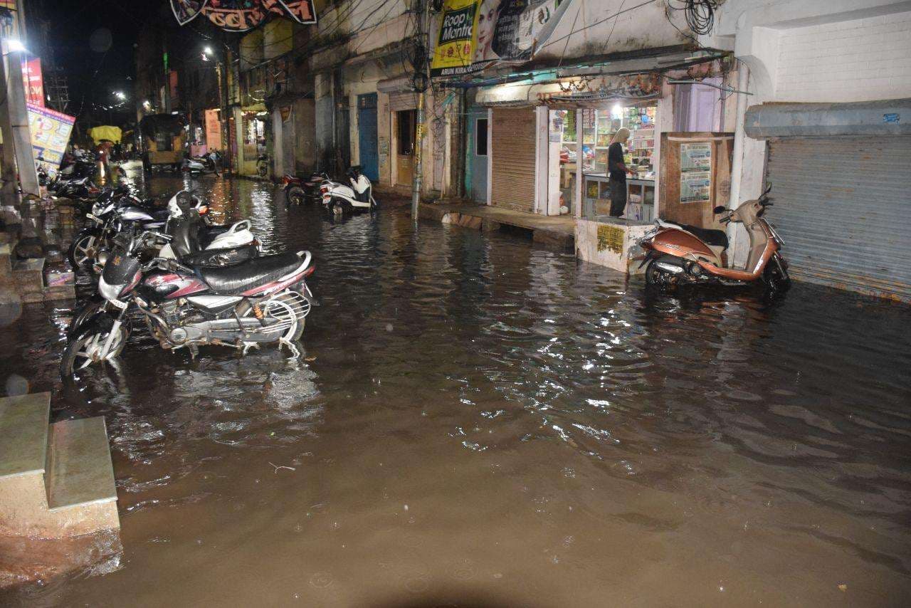 बह गए जल निकाशी के प्रबंध, उतराया शहर, सड़के बनी तालाब