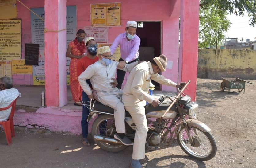 बेटा हातिम पिता हासिम भाई को बाइक से मतदान कराने लाया।