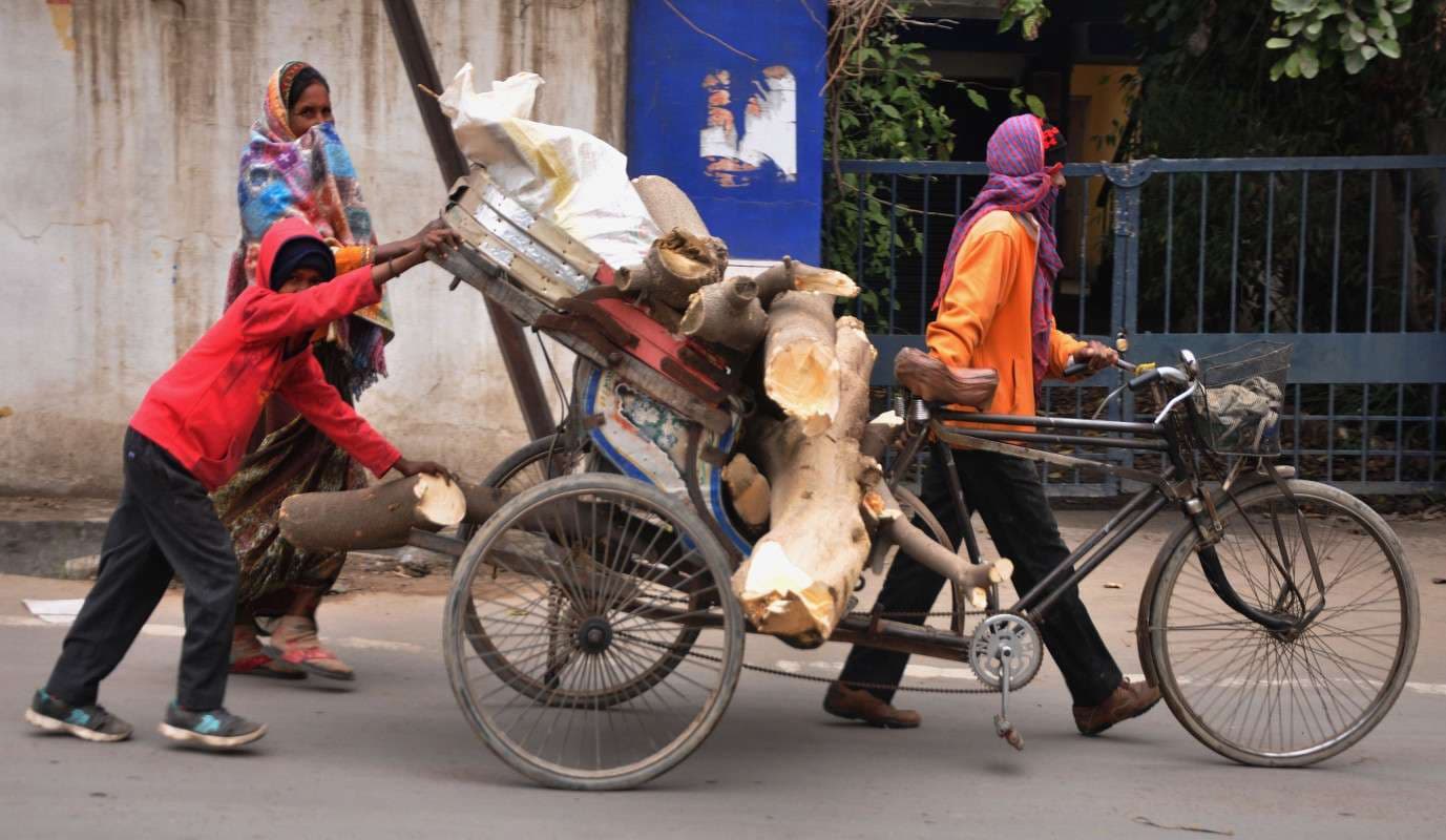 पिता की पीठ मजबूत करने का प्रयास.......देखें ख़ास तस्वीरें