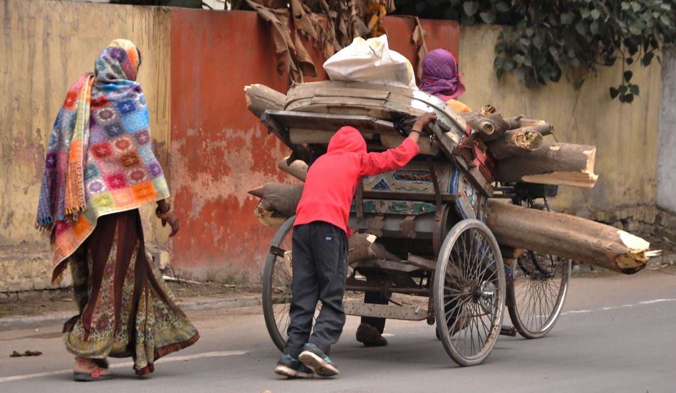 पिता की पीठ मजबूत करने का प्रयास.......देखें ख़ास तस्वीरें