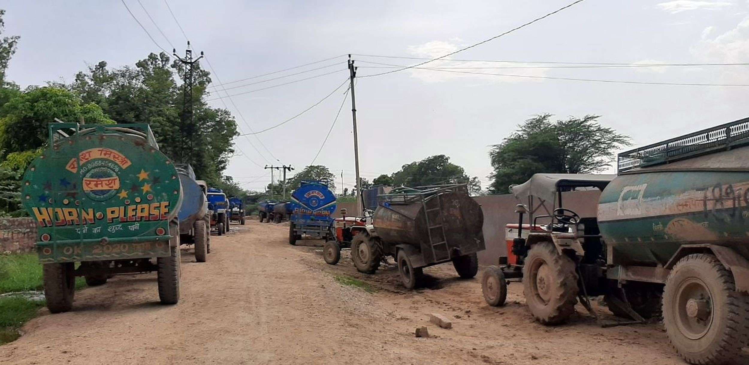 प्यास बुझाने के नाम पर पाताल फोड़ बेच रहे 'धरती का अमृत'