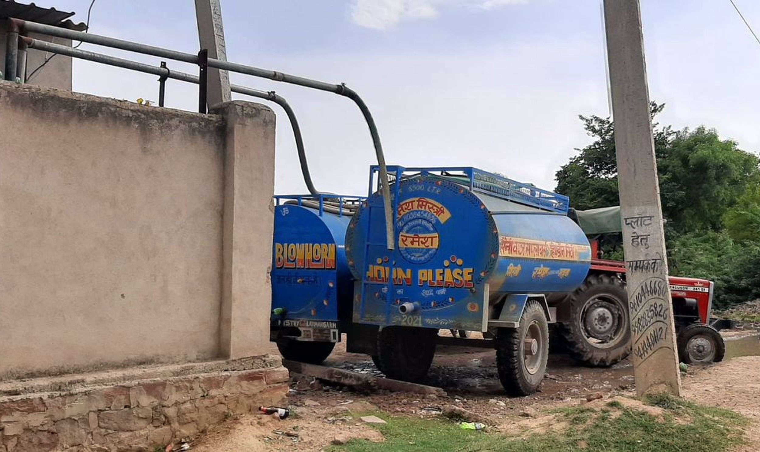 प्यास बुझाने के नाम पर पाताल फोड़ बेच रहे 'धरती का अमृत'