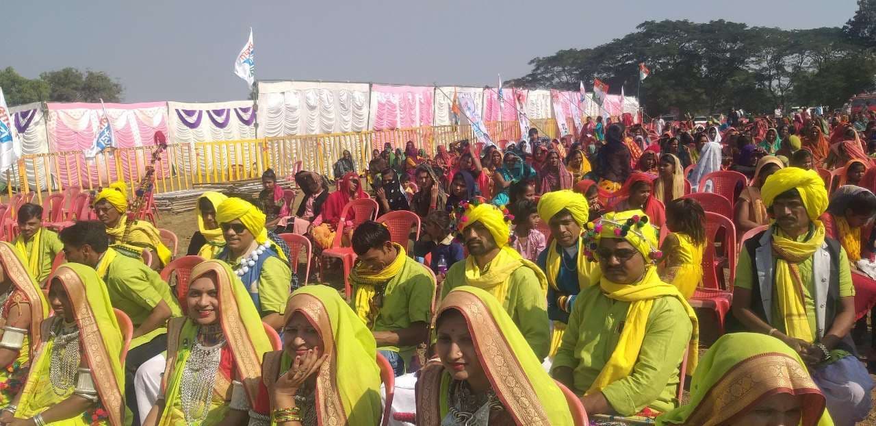 टंट्या भील की जन्मस्थली पहुंचे राहुल, हाथों में तीर कमान लेकर साधा निशाना